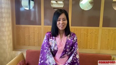En 41-årig japansk kone er sin mand utro og drengene har sex for penge. Asiatisk kælling elsker sort behåret fisse sex, tatoveringer og blowjobs. onanerer stående doggy IFOM OSAKAPORN